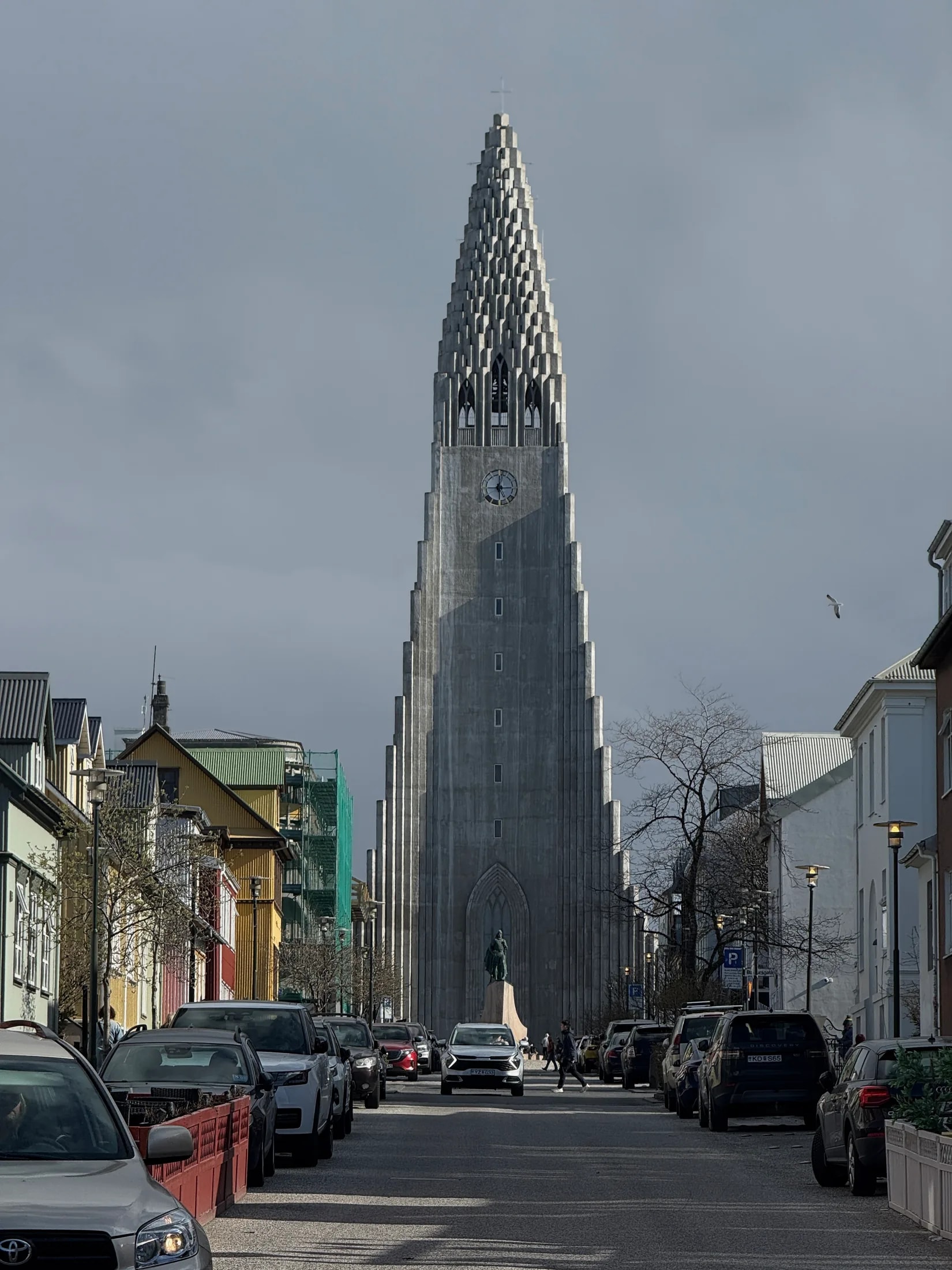 Городская улица с церковью вдалеке
